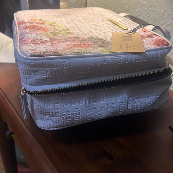 NWT Steve Madden Logo Floral
Weekender Cosmetic Case-Bone - Picture 6 of 7